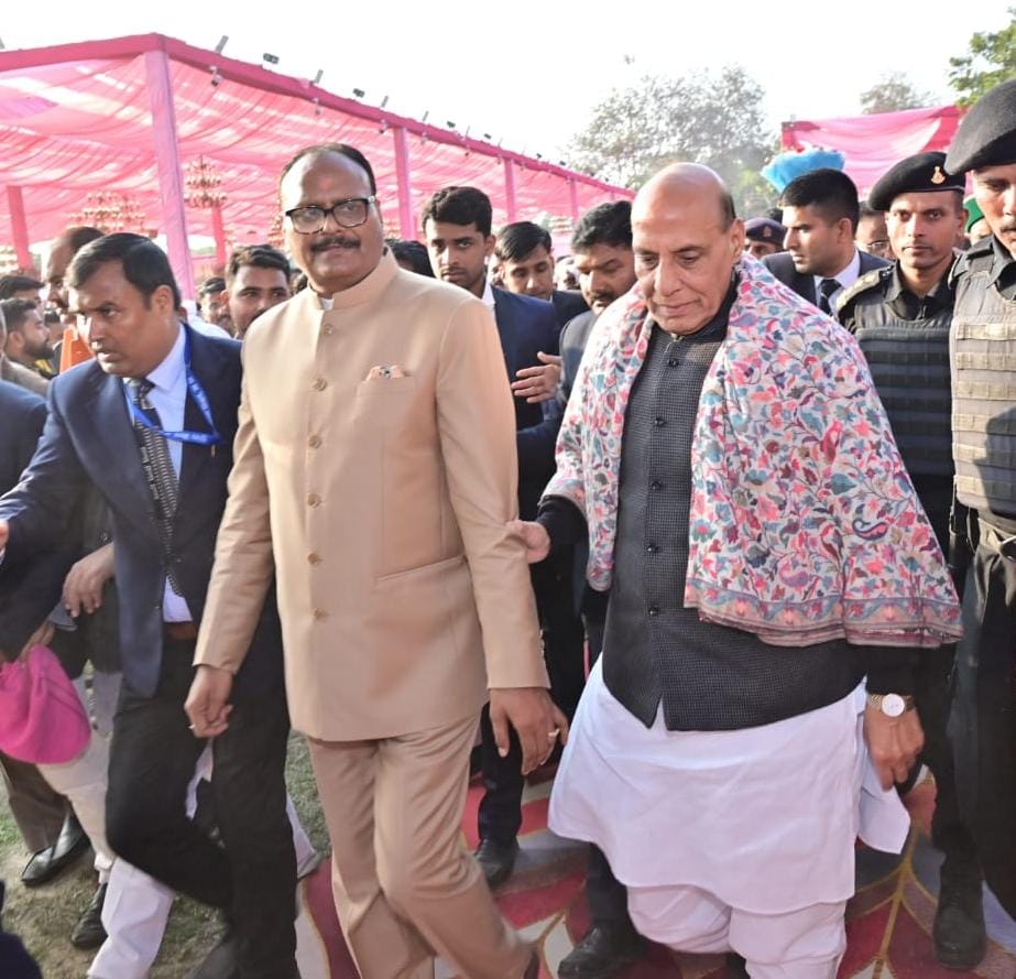 आज हमारी सुपुत्री के "वैवाहिक उत्सव" के शुभावसर पर यशस्वी रक्षामंत्री आदरणीय श्री <a href="/rajnathsingh/">Rajnath Singh</a> जी ने उपस्थित होकर नवयुगल को अपने आशीर्वाद से अभिसिंचित किया। आपकी उपस्थिति व शुभकामनाओं के लिए हृदय से कोटिशः आभार।