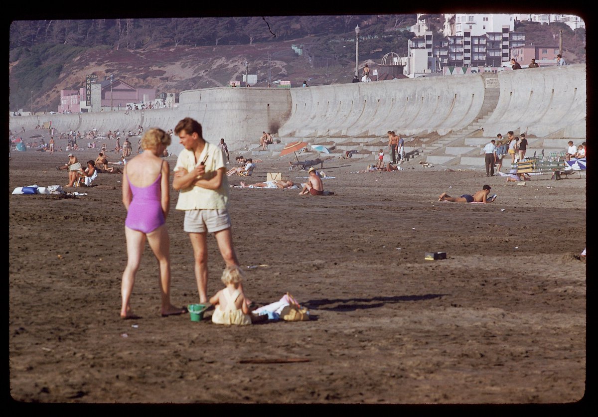 Ocean Beach October 1961 
from the spectacular Charles Cushman Collection  at Indiana University.  I can see the Ocean Beach Pavilion (here as the Surf Club) along with Skateland in the distance. #sfhistory purl.dlib.indiana.edu/iudl/archives/…