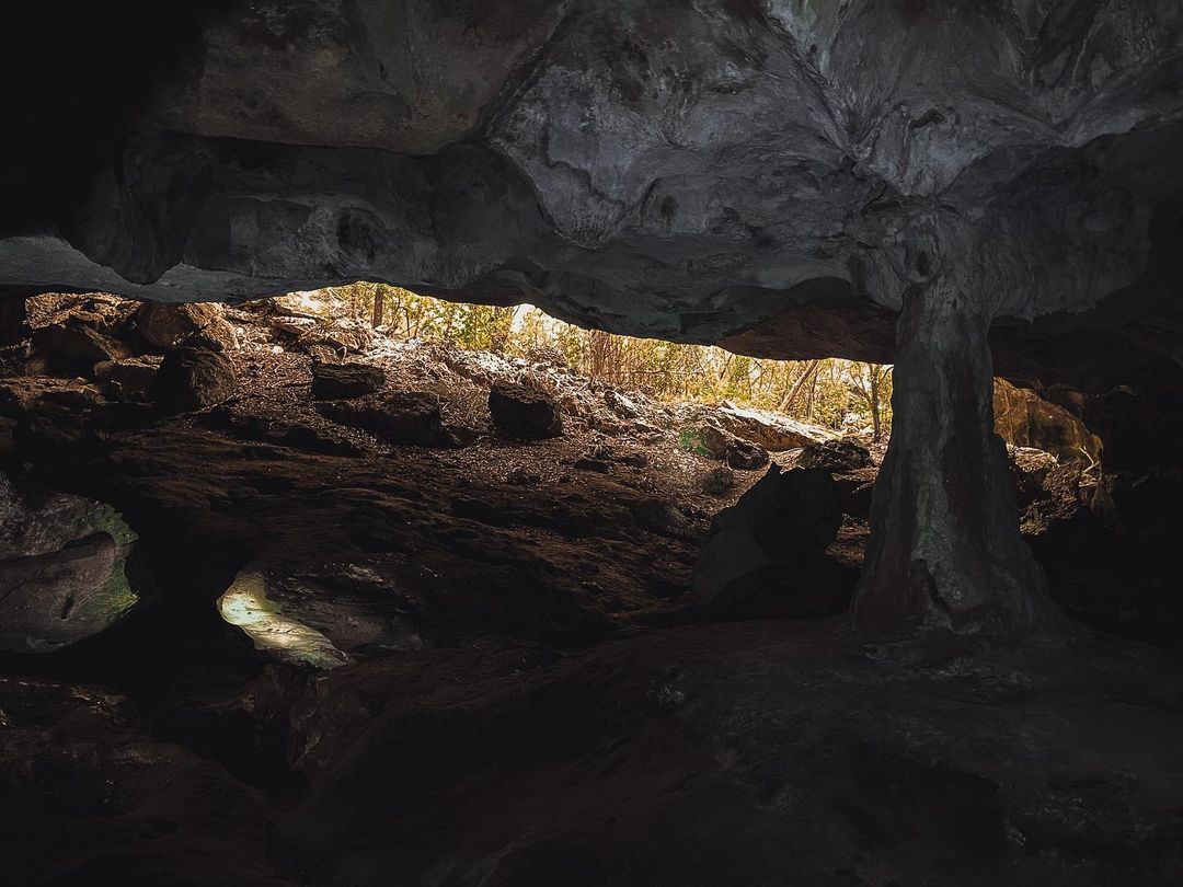 Have you visited the Conch Bar Caves in Mudjin Harbor, Middle Caicos? Tell us about your experience💙 📸: @beautyindarknessphotography . . . . #TurksAndCaicos #TCI #SisterIslands #Paradise #Caribbean #Vacation #BeautifulByNature #WhyILoveTurksAndCaicos #DreamDestination #Paradise