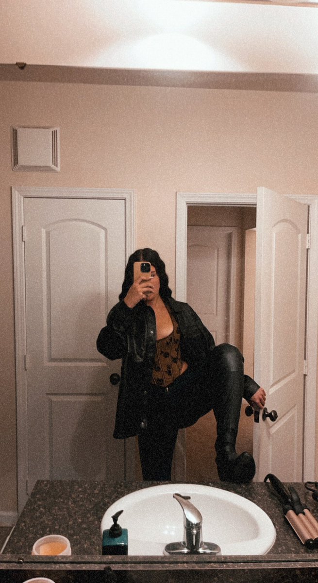 KatelynLaurine's tweet photo. Traded being a baddie for being a boss, cheers to my fav funemployed looks https://t.co/vODs5GzikP