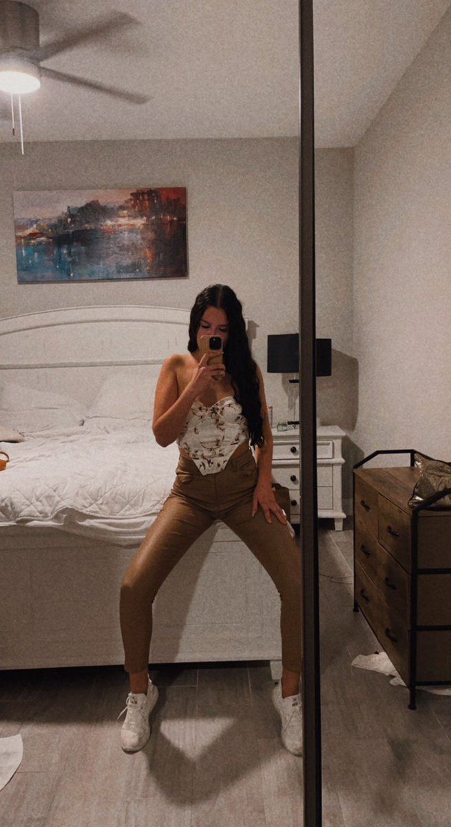 KatelynLaurine's tweet photo. Traded being a baddie for being a boss, cheers to my fav funemployed looks https://t.co/vODs5GzikP