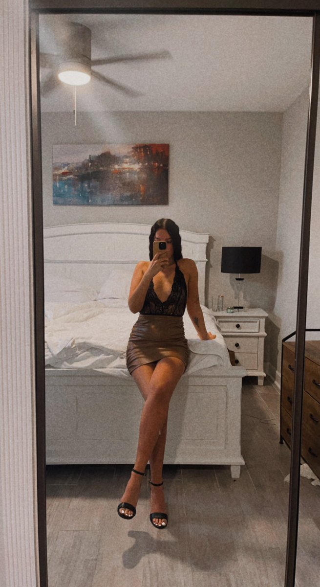 KatelynLaurine's tweet photo. Traded being a baddie for being a boss, cheers to my fav funemployed looks https://t.co/vODs5GzikP