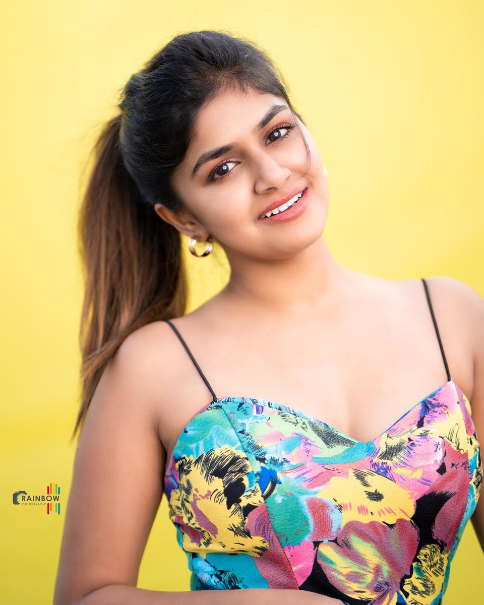 TeluguTrack's tweet photo. @itssanjanaanand 😘😍 beautiful pics 💙
#SanjanaAnand https://t.co/m8p6QlddM9