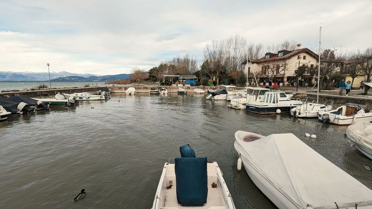 snlbjrc's tweet image. Lovely lake Garda... 
#photographylovers #PhotoMode #winterview #lagodigarda #StormHour #thephotohour #TravelTuesday