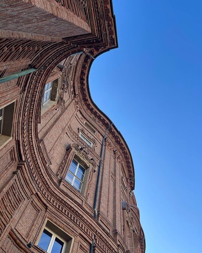 📍Palazzo Carignano 

Palazzo dei Principi di Carignano si trova nel centro città ed è un pregevole esempio di architettura barocca piemontese. 

Venne costruito nel 1679 per volontà di Emanuele Filiberto di Savoia-Carignano, su progetto di Guarino Guarini, il quale  probabil…