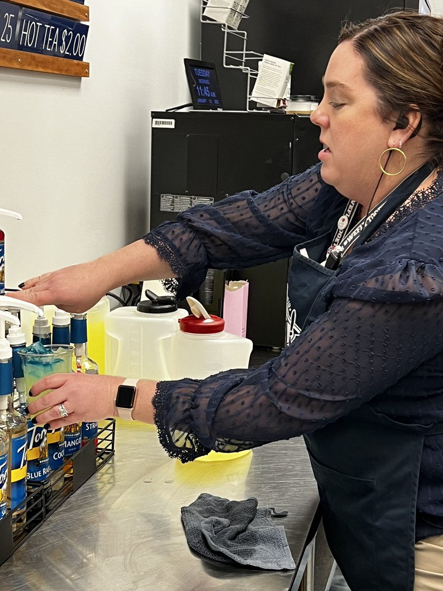 EastHighAces's tweet photo. Today The Landing has a guest barista! @mrsblueace makes a fantastic lemonade!  #WeFlyTogether #WPSProud https://t.co/NFMDyC63Wz