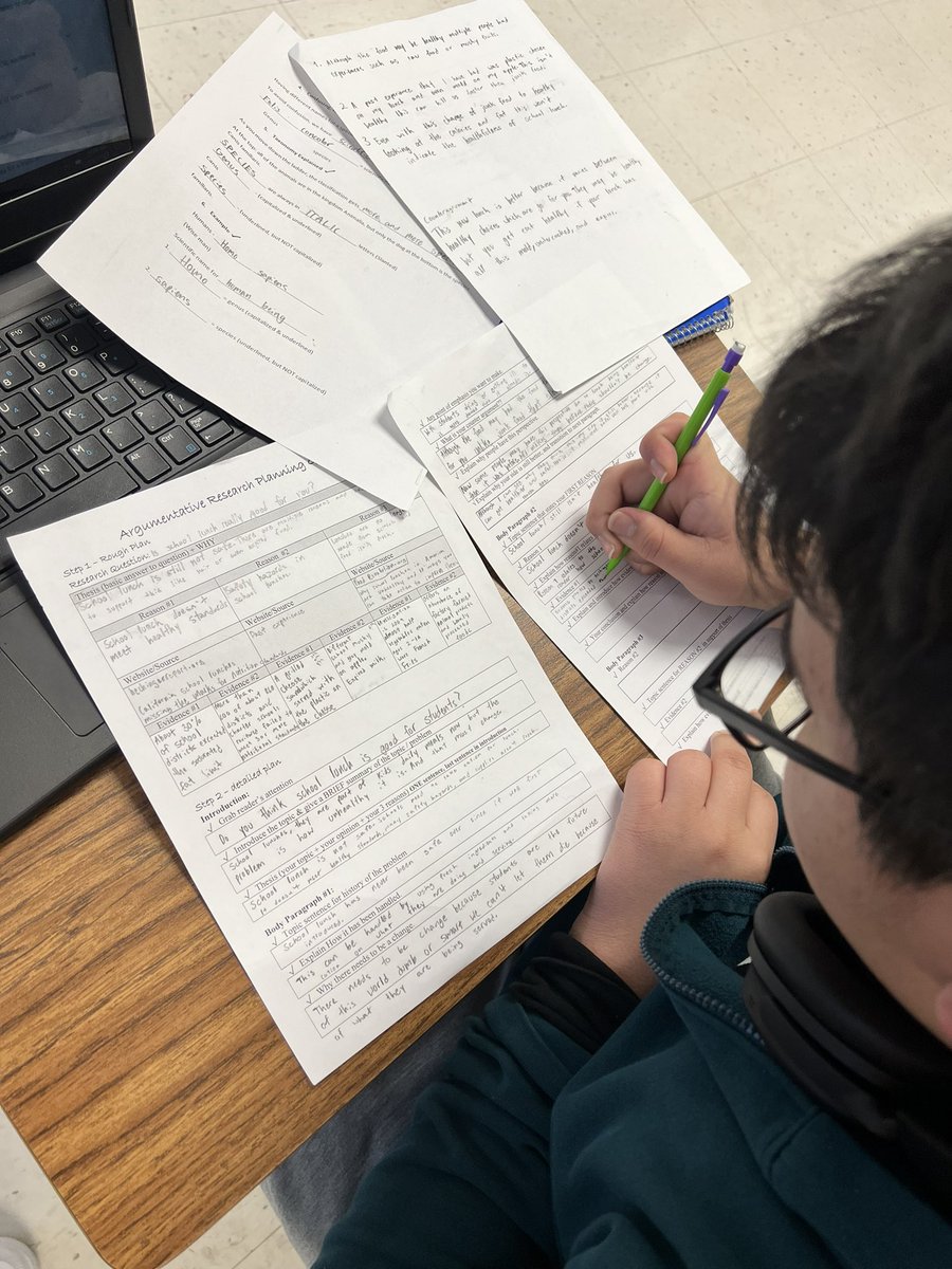 jurbaez_edhs_'s tweet photo. Our E1 scholars using their #ThinkingVoice to produce a #fanaztec argumentative essay📄 @Coach_RHancock @EDAztecs_HS #relentless https://t.co/ueetU5MSma