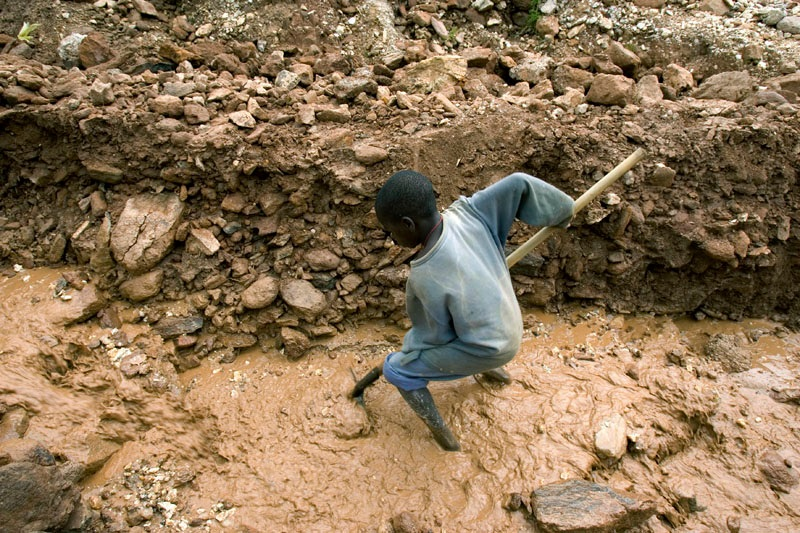 EvaMariaDice's tweet photo. "La cara oscura de la #revoluciónverde #Congo posee el 80% de las reservas mundiales de #coltan "material milagroso" para baterías recargables de coches eléctricos; teléfonos móviles; turbinas de parques eólicos, considerado como una cuestión estratégica para la economía europea. https://t.co/JzQfn0rHYl