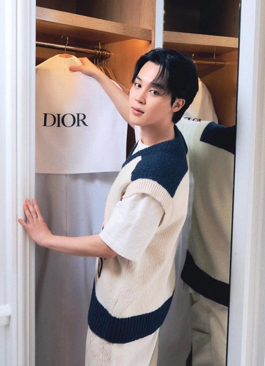 PopBase's tweet photo. Dior global ambassador Jimin during Paris Men’s Fashion Week. https://t.co/yri1T4OuoW