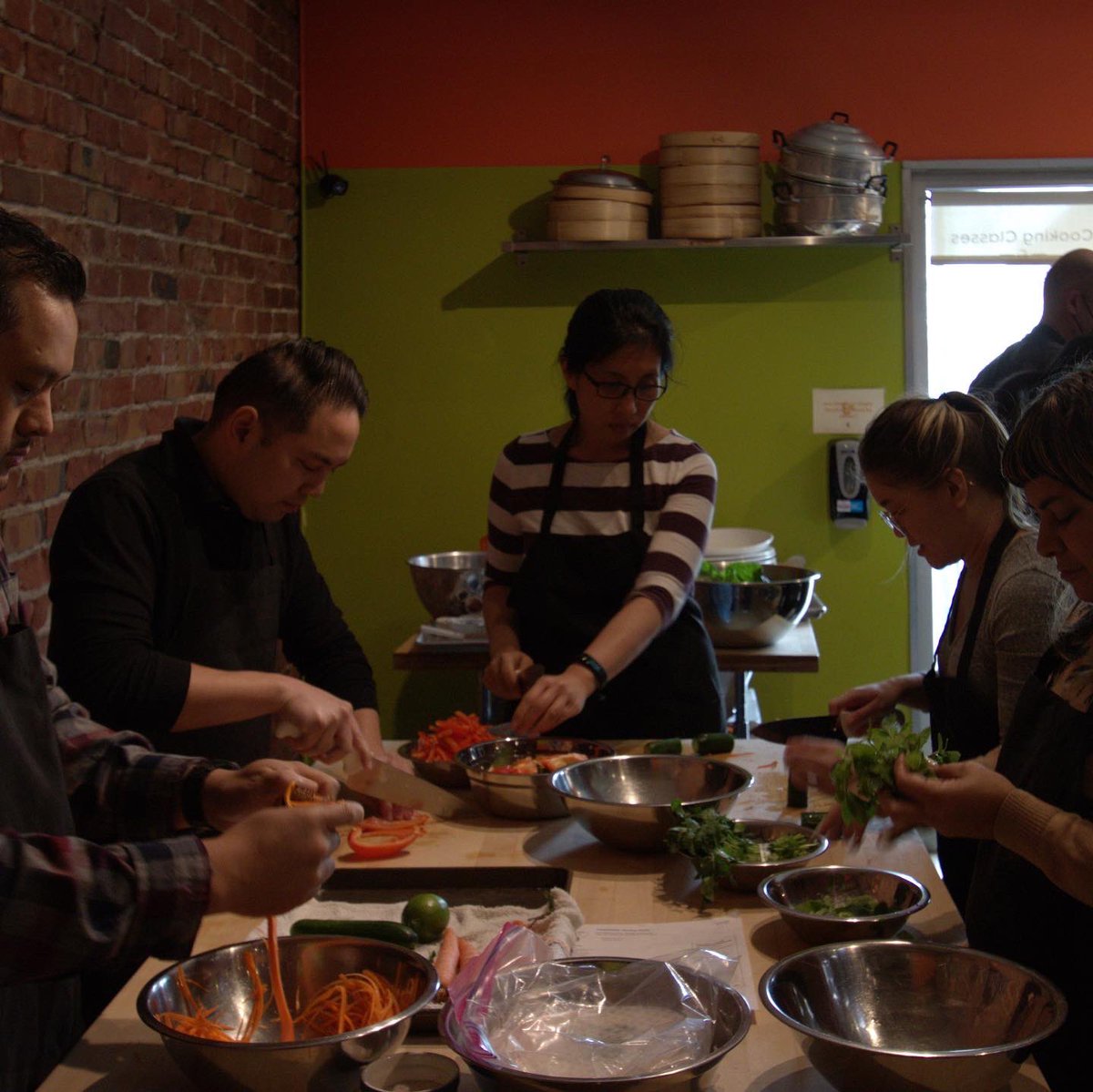 MSAarchdesign's tweet photo. The team cooking together to prepare tasty dishes 😋

#teambuilding #cooking #architecture https://t.co/pUnwoWXDjR