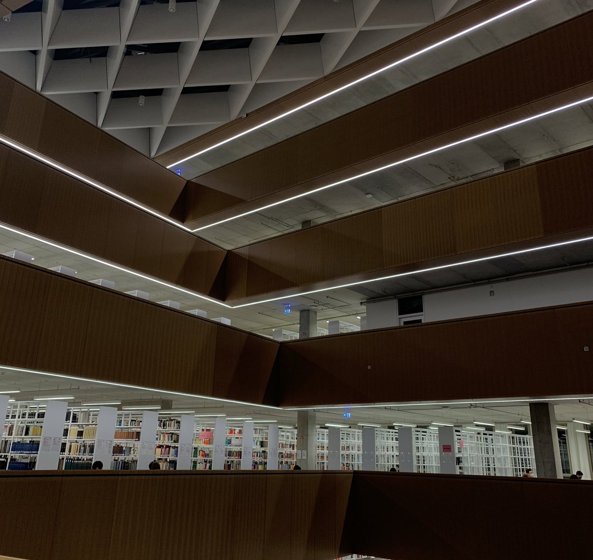 In die Bib nach Darmstadt geht man doch schon gerne an nem Sonntag, weil sie einfach so schön aussieht.🤩 … und natürlich weil man lernen muss. #onkomm #hda #lernen #Ukomm