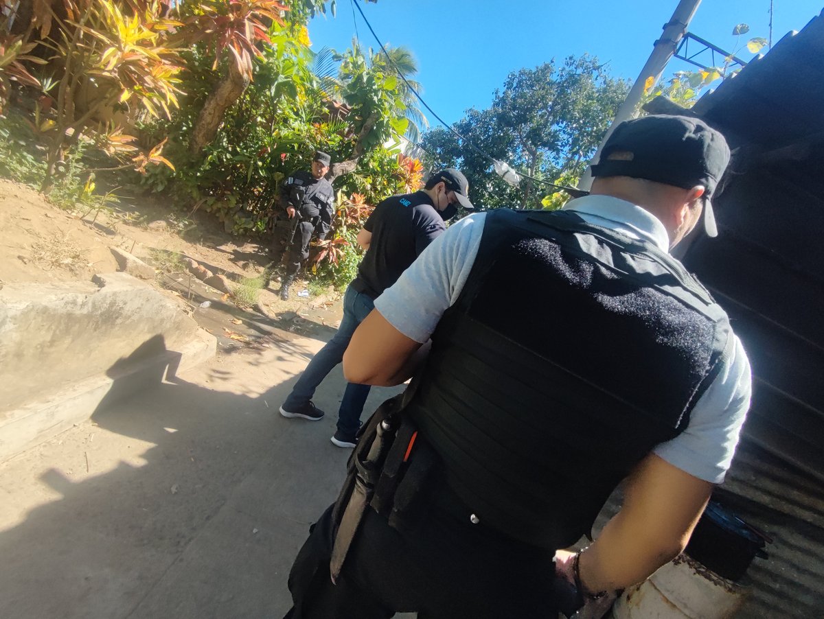 CesarGodoyNi's tweet photo. Atendimos una denuncia de de maltrato animal. ⚠️
En un trabajo articulado con nuestro Cuerpo de Agentes Municipales y #PoliPets iniciamos una inspección en la colonia San Cristobal, Cantón El Barillo. 👮♀️🚔 https://t.co/0tgba4mTHO