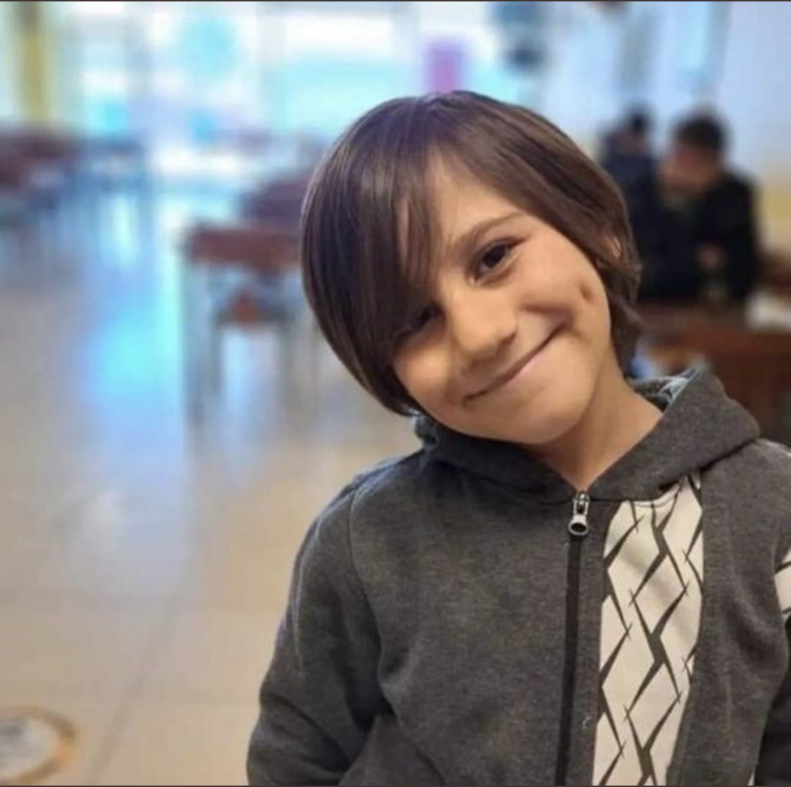 Bu çocuk, bir sokak köpeğinin dişleri arasında boğazı parçalanarak ölüyor ama ülke siyasileri, gazetecileri görmemezlikten geliyor.

Kardeşim açık olun. 
Bu işin arkasında kimler var?
Çözümün önündeki engel ne?
Çocuklarımız ölüyor. İzliyorsunuz.
Neden? Neden? Neden?