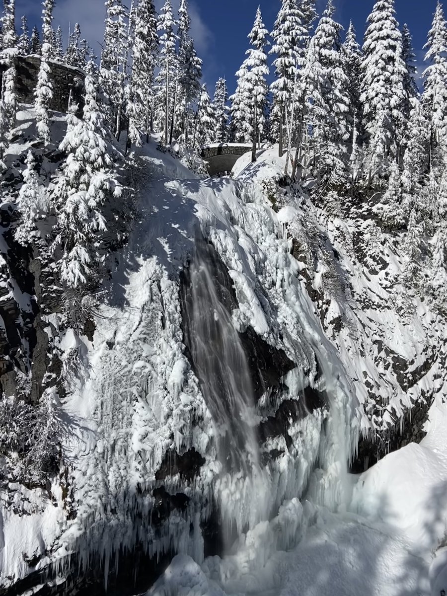 A snowy #TrailTuesday image of one of @MountRainierNPS well known waterfalls ~ have you visited Narada Falls in the winter?
#waterfalls #PNW #NationalParks