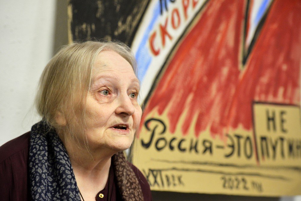 paperpaper_ru's tweet photo. «Пока жива — выйду на протест». В Петербурге выставили плакаты 77-летней художницы Елены Осиповой, выступающей за мир.

Побывали на выставке и поговорили с Осиповой: https://t.co/GRXLz5BUOG https://t.co/nuAc2rbvTD