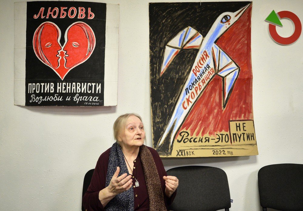 paperpaper_ru's tweet photo. «Пока жива — выйду на протест». В Петербурге выставили плакаты 77-летней художницы Елены Осиповой, выступающей за мир.

Побывали на выставке и поговорили с Осиповой: https://t.co/GRXLz5BUOG https://t.co/nuAc2rbvTD