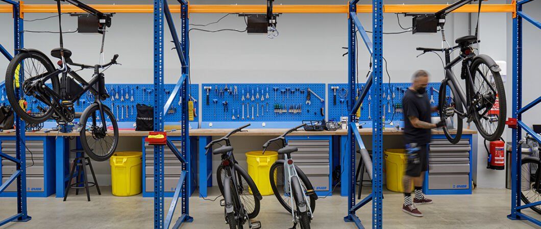 "Competitors such as [...] &amp; Estonia's <a href="/Amplerbikes/">Ampler Bikes</a> are certainly noticing and arguably building better bikes as the once industry leader VanMoof is showing signs of struggling to keep up." twotoneams.link/vanmoof-the-mo…