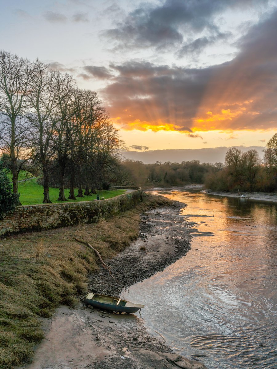 Some beautiful shafts of light over the River Dee this afternoon, as seen from The Old Dee Bridge, with Edgar's Field on the left. A shame you just missed it @CllrRDaniels. #Chester #chestertweets #landscape #landscapephotography #RiverDee #ThePhotoHour @HandbridgeLife