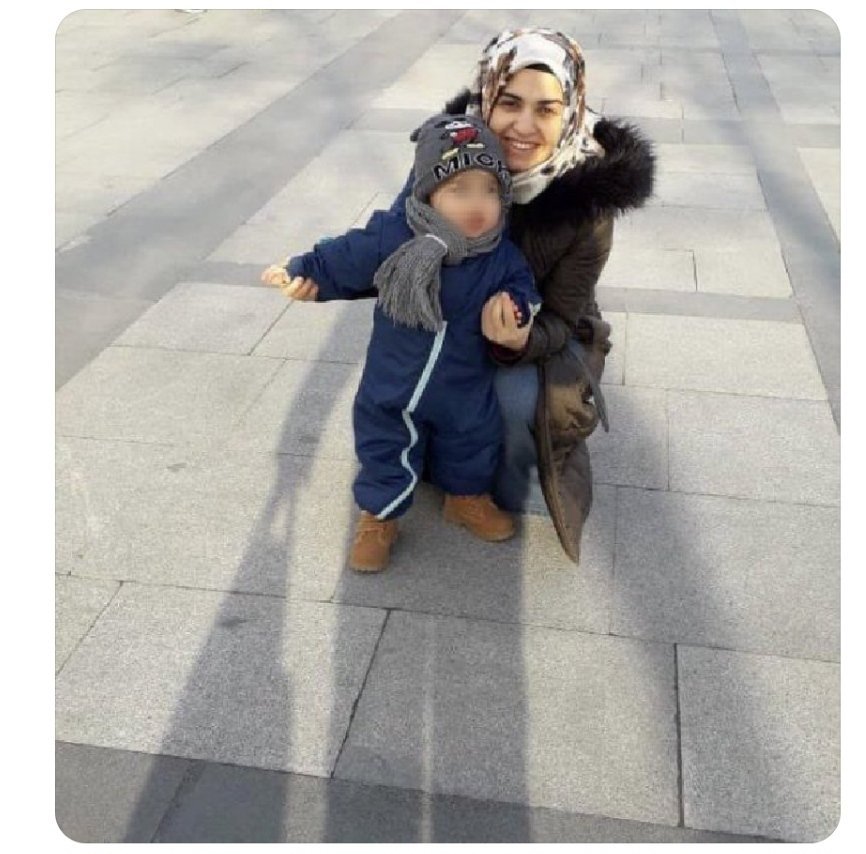 Kadinn_Sesi's tweet photo. Öğretmen Hatice Bağcacı Mart 2022'den beri tutuklu.

Cezaevi şartlarından dolayı akrabalarına verilen iki yaşındaki Abdullah,annesini bekliyor.

Ev hapsi,denetim gibi ihtimaller mümkünken anneler ve çocuklar ayrılmasın! Bu konuda hızlıca bir düzenleme yapılmalı Sn. @bybekirbozdag https://t.co/7HhjojAG8a