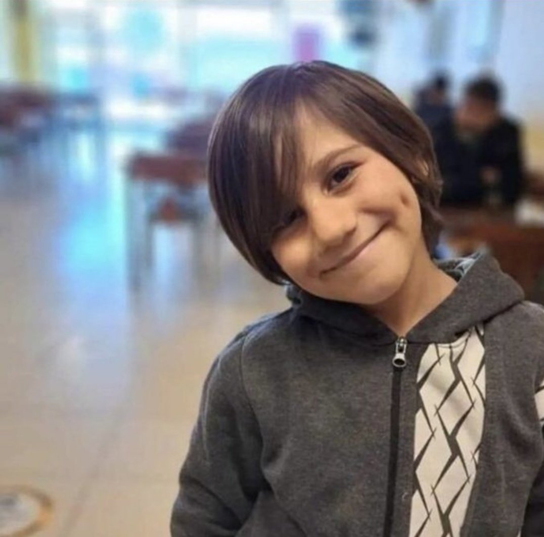 Bu Çocuk Bir Sokak KÖPEĞİ TARAFINDAN boğazından ısırılak öldü ! Üstelik bundan 5 gün önce sahiplenmiş bir köpek . Ya siz nasıl hayvan seversiniz ya! Sonra eylem yapıyorlarsunuz hayvanlar için ya siz hayvanları koruyalım derken  ya insanları öldürüyorsun! Gerçekten yeter ya !