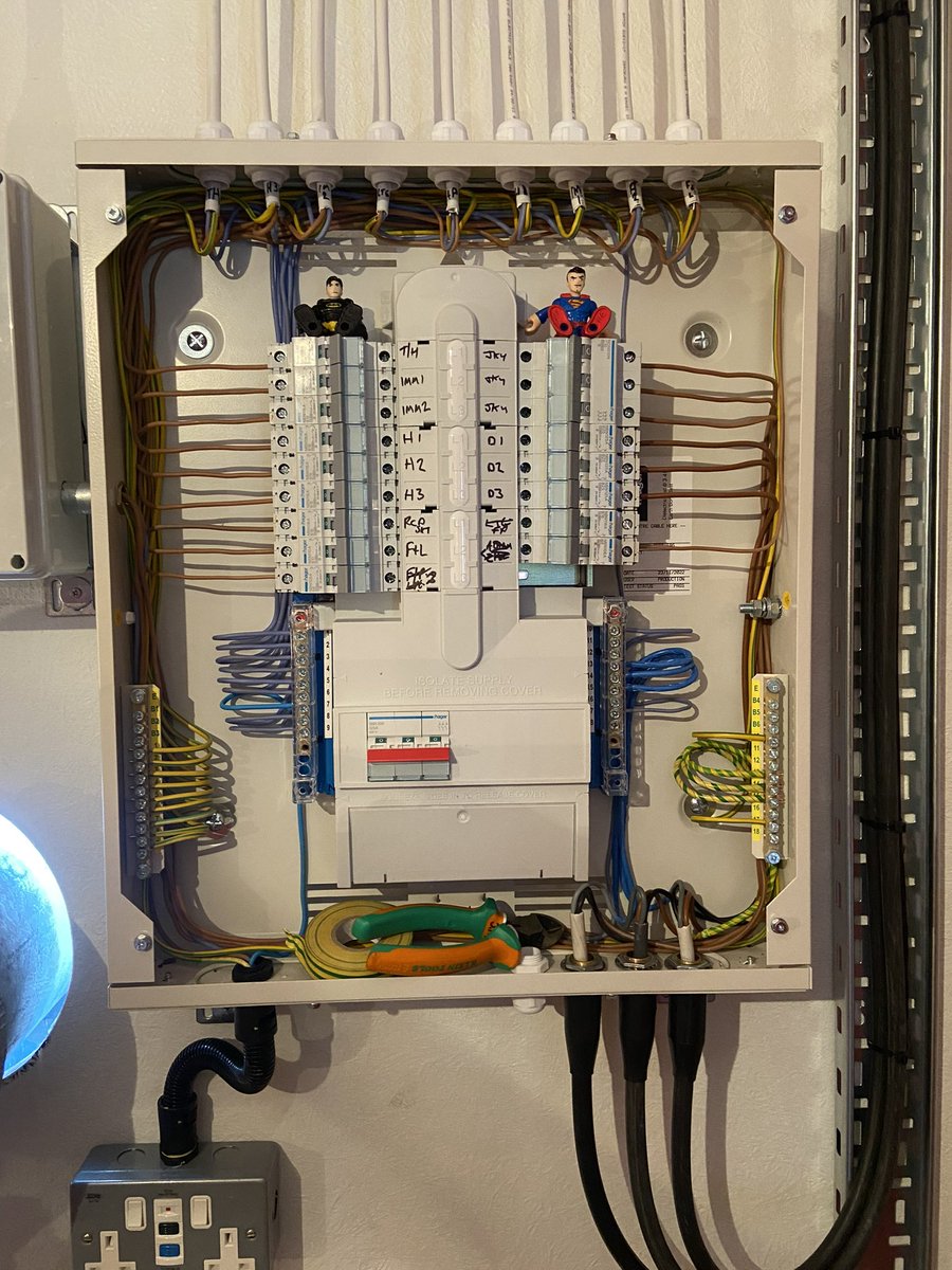 powertechltd's tweet image. New guys on site seem to be doing a reasonable job #notallsuperheroeswearcapes #alarmwiring #distributionboard #electricalcontractor 🦸‍♂️
