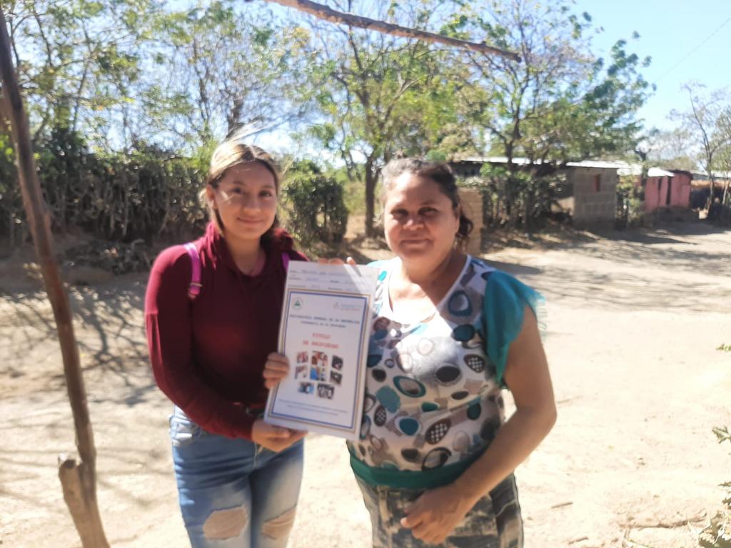 DiriambaD2's tweet photo. #Nicaragua
#Distrito2ConDaniel2023 //La mañana del día de hoy Procuradoria General de la República (PGR) en coordinación con la Juventud Sandinista realizaron entrega de títulos de propiedad y solvencia a familias de nuestro Distrito . https://t.co/zGKZao4upH