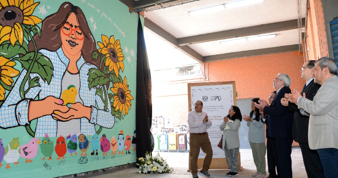 SinEmbargoMX's tweet photo. @DuulceOlvera 🔴#EnVivo | #DeDoceAUna 

Entre flores y aplausos, la UNAM honra con mural a Yaretzi, alumna fallecida en la L3 https://t.co/HYft8Azb2k

• Nota completa: https://t.co/EEvh6dFfwH https://t.co/kZO048aEjd
