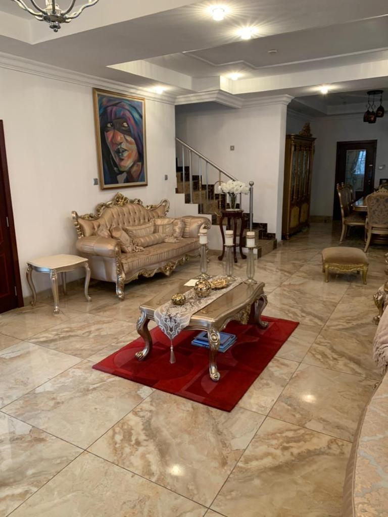Ambitiousmich's tweet photo. A stand alone, 6 bedroom house...on three floors....
3 rooms BQ...2 living rooms...Sitting on a 450sqm...with CofO/Gov's consent, as tittle...
@Olori Mojisola Onikoyi crescent, off Banana Island Road, Ikoyi, Lagos...
#MondayMotivation
#tableissue
#RuiCosta
#HonRobinsonUwakAPC https://t.co/NKWESJiQcx
