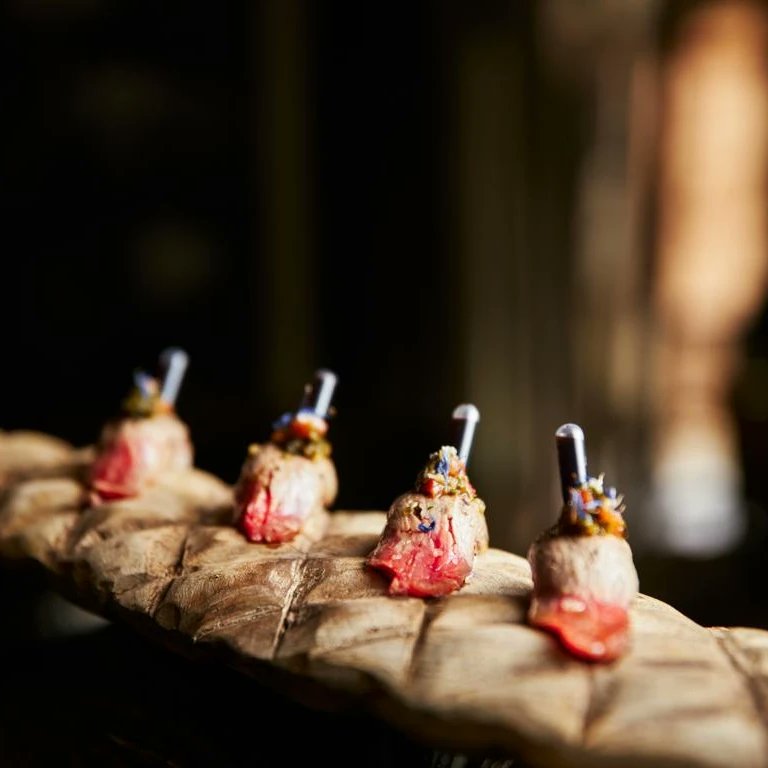 Cuando la realidad supera a la ficción "Nigiri de solomillo sierra norte de guadalajara" , delicadeza, territorio y fusión, eso es #cocinabiosfera.
.
#guadalajara 
#producto
#raizculinaria
#castillalamancha