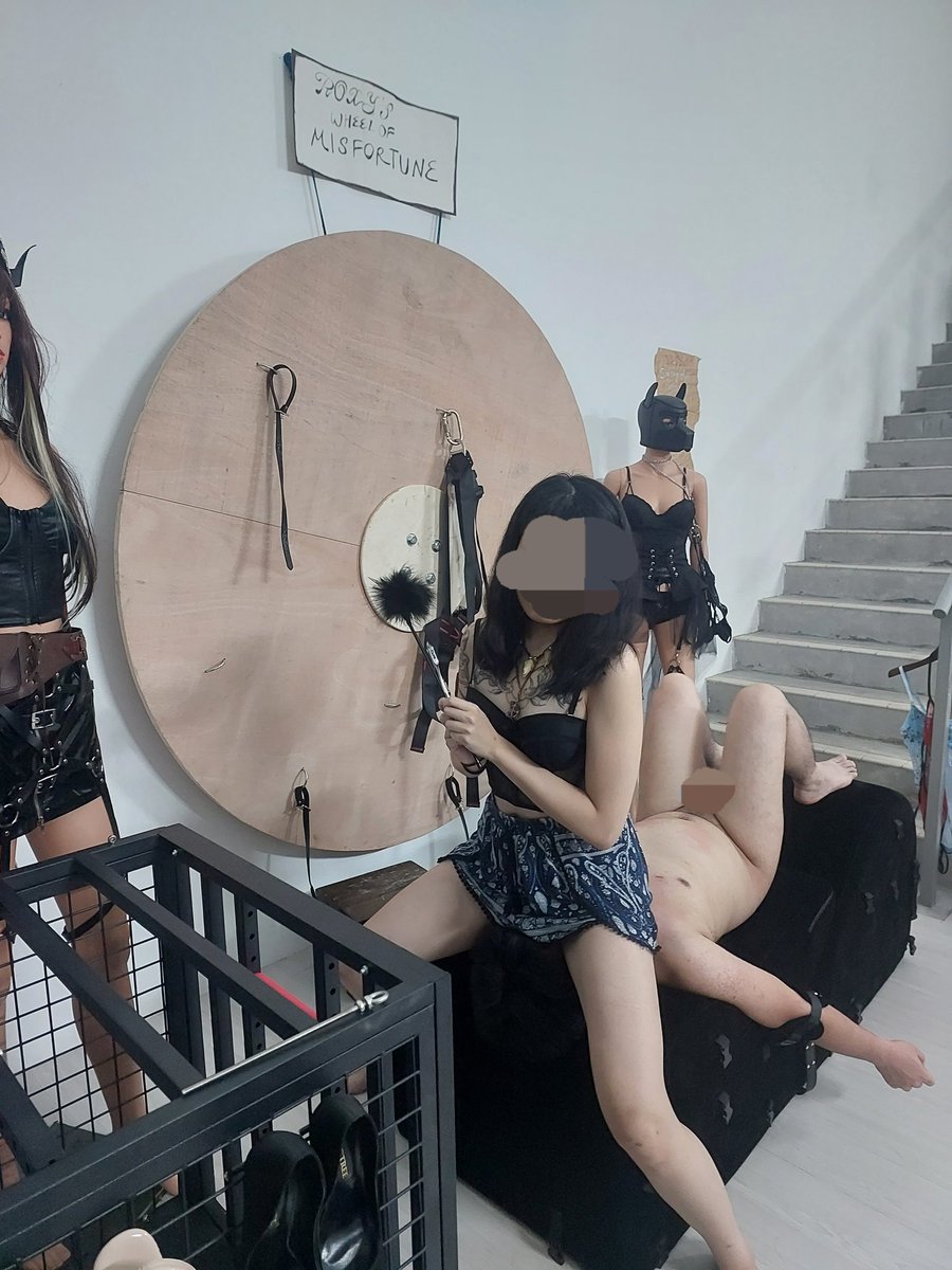 xxqueenroxy's tweet photo. fantasies and roxy are mutually exclusive. your twisted dreams, a strange reality with @missvioletsg and i #sgdomme #sgfemdom #singaporedomme #sgmistress #facesitting #feetsg #sggirls #singaporedomina #sgfetish #sgdominatrix https://t.co/j285mLF4uz