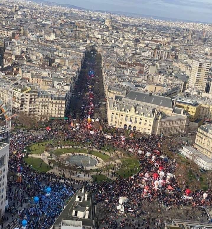 2.800.000 people protest in the streets of France

#greve31janvier 
#Greve #GreveGenerale31janvier
#ReformesDesRetraites