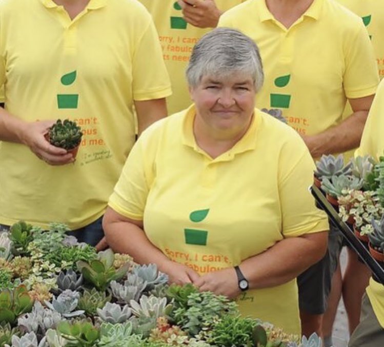 Retirement 🚨 🎉🎂🍰🌵 Niet te doen, niet te doen :ons Maria gaat met 𝙥𝙚𝙣𝙨𝙞𝙤𝙚𝙣!

Na al die stekken 🔪🌱 op al die jaren
is het tijd om wat te bedaren.
Maria, alle stress ben je nu kwijt,
𝙜𝙚𝙣𝙞𝙚𝙩 van de 𝙫𝙚𝙧𝙙𝙞𝙚𝙣𝙙𝙚 vrije tijd!
#fabulousfatfriends #belgicactus