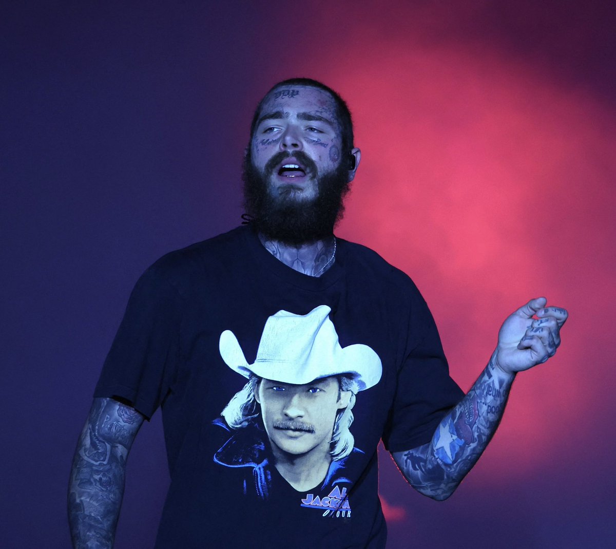 WhiskeyRiff's tweet photo. Post Malone = fashion icon https://t.co/hLT4QbZZbX