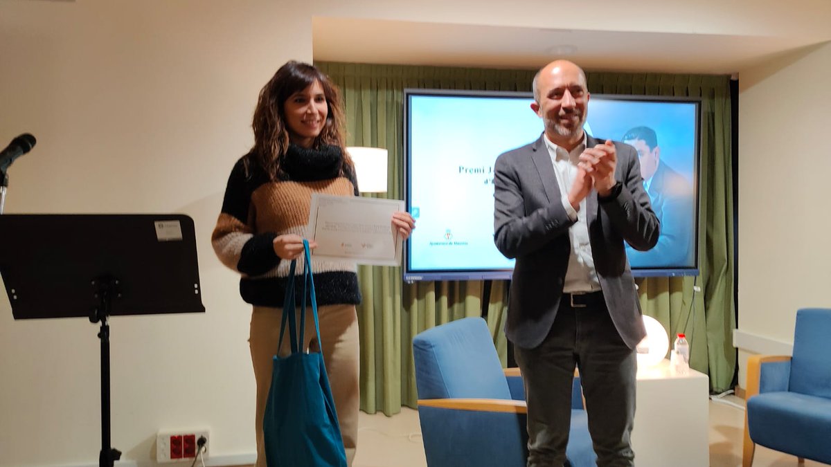 periodistes_cat's tweet photo. La periodista @nuriaorrg recull una menció especial del 10è Premi Planes d'investigació periodística pel reportatge sobre el cost de les llicències per edat del Parlament publicat al @diariARA. 

#CPCatcentral #periodisme #Manresa https://t.co/2YZa6wuCc6