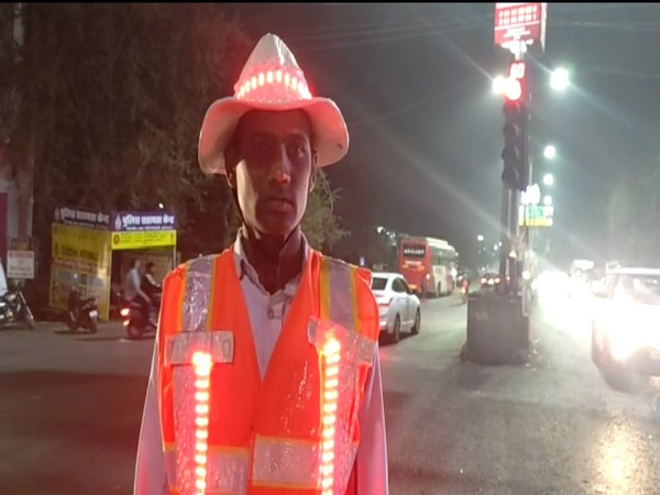 ani_digital's tweet image. Chhattisgarh: Durg police get special transmitter hat and jacket which illuminate in sync with traffic signal

Read @ANI Story | aninews.in/news/national/…
#durg #Durgpolice #Chhattisgarh