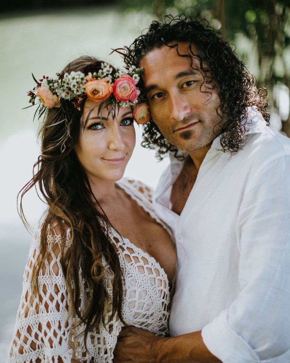 VidaChicEvents's tweet photo. What a lovely couple. 💕 💕 💕 

Photo: @jennaleepics 
Styling: @reclamationdesigncompany

#OahuWeddingPlanner #VidaChicEvents #HawaiiWedding #DestinationWedding #HonoluluWedding #OahuWedding
#WeddingPhotography #WeddingTips #BridalTips
#EliteWeddings #DIYBrides #WeddingHe https://t.co/R9ENCqRscH