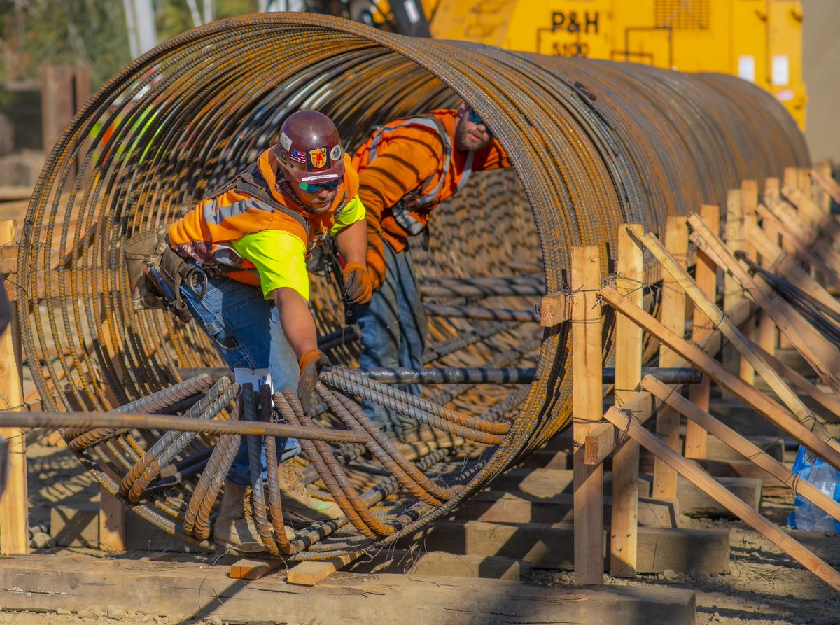 Ironworkers29's tweet image. Ever wonder what goes into constructing a bridge? Here are some of the awesome Local 29 members working on the Abernethy Bridge! @MarkMeekOR #apprentice #jiw #ironworkers #orpol
