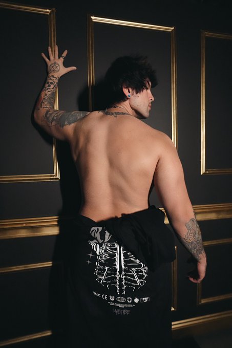 Back scratches? https://t.co/RrEbR8QAlF