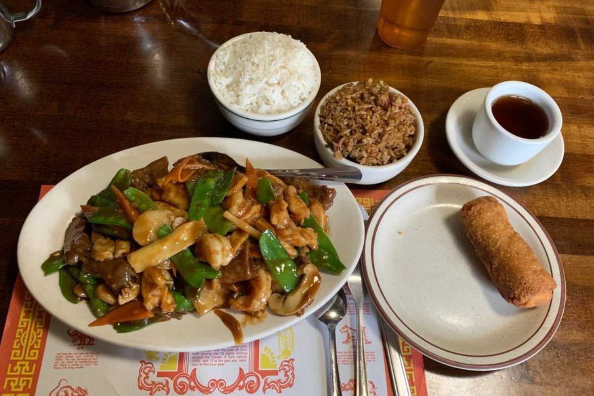 GoldenWok_II's tweet photo. We’ve been serving up delicious Chinese meals since 1980, and we couldn’t ask for a better place to do it than right here in Glen Ellyn! #GoldenWok2ChineseRestaruant https://t.co/JUhKswwWtB