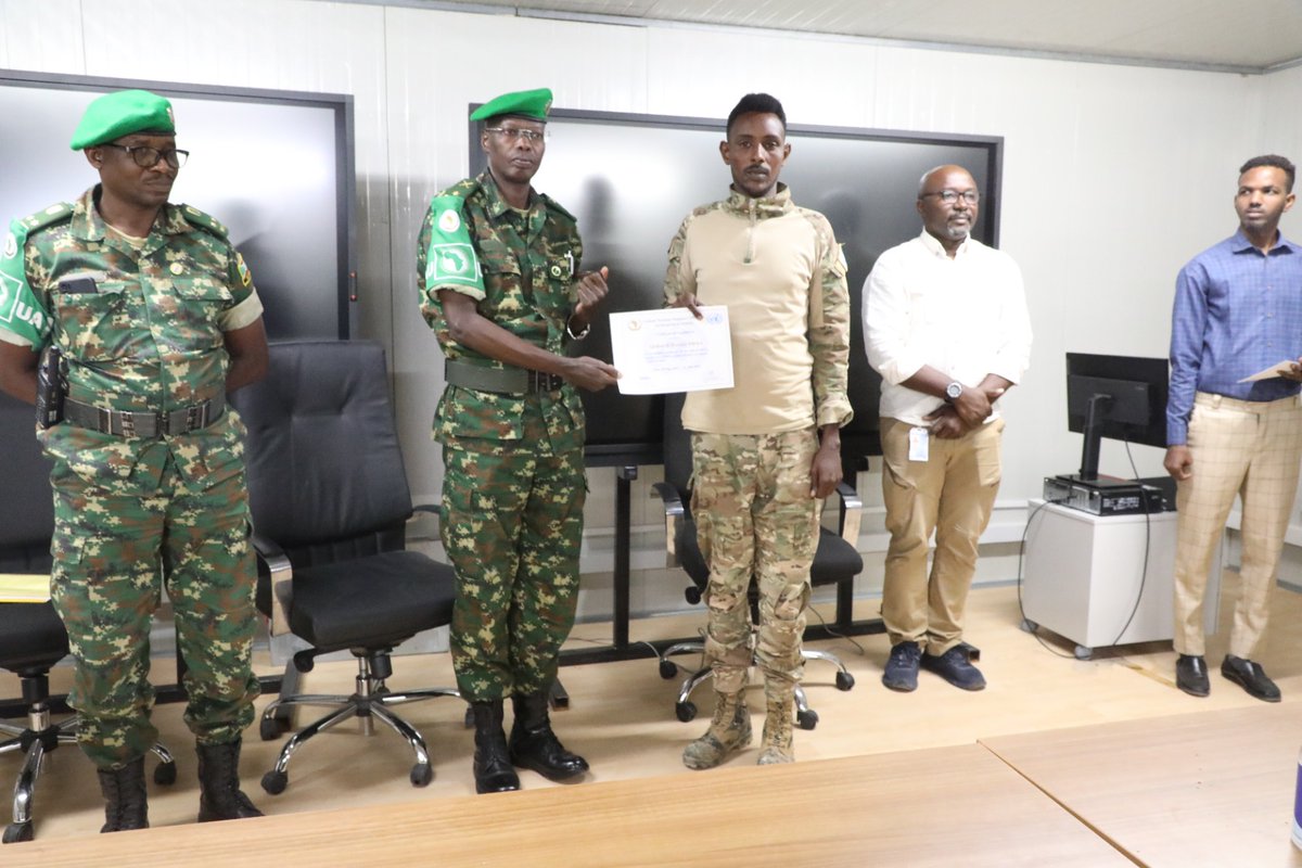 fdnbbi's tweet photo. Clôture ce 31/01/2023 d’une formation destinée aux officiers de liaison aérienne organisée par @UNSOS_ . Le Commandant du contingent Burundais de l’ATMIS le Général de Brigade J.C Niyiburana demande aux bénéficiaires d’user des connaisses acquises pour améliorer leurs prestations https://t.co/QFcsgjvjpK