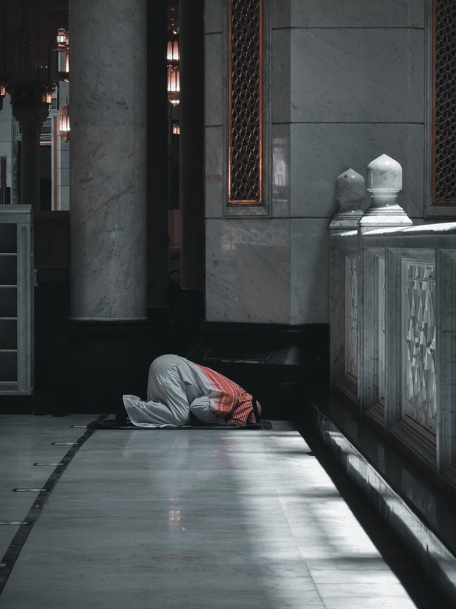 ascetic0's tweet photo. كل الواقفين بباب الله 
قد جُبروا .. https://t.co/7p1JIDKQwS