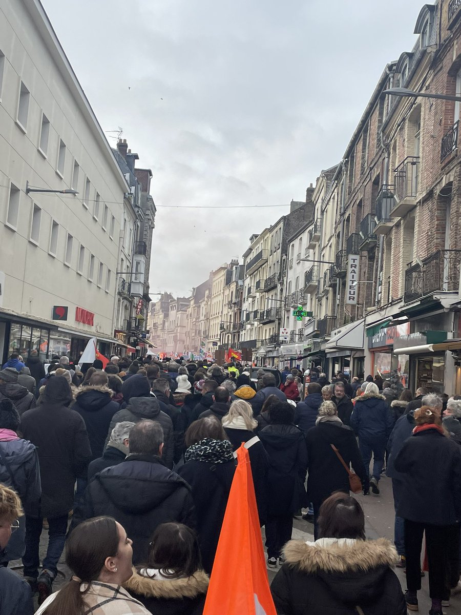 PcfDieppe's tweet photo. 8.000 manifestants à Dieppe ce matin. Cela faisait longtemps qu’on avait pas vécu ça ✊ la retraite c’est à 60 ans! Continuons la mobilisation ✊✊ #NonALaReformeDesRetraites #greve31janvier #Dieppe https://t.co/fhIOleJcJA