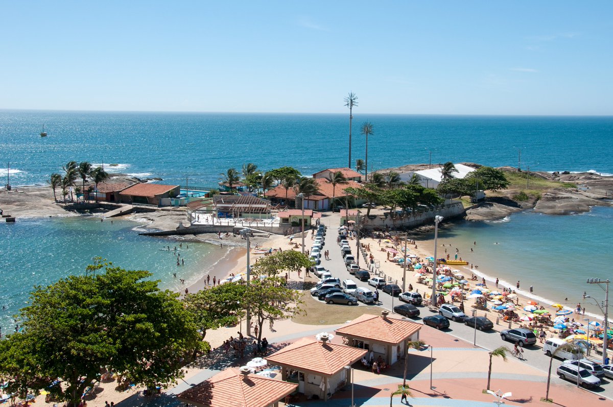 A previsão da semana é de temperaturas elevadas, então nada melhor que visitar duas praias lindas que temos no nosso litoral. Na foto, Praia do Meio e Areia Preta em Guarapari são ótimas opções pra #capixabear nesse verão.
#DescubraoES #capixabear #TurismoES <a href="/GovernoES/">GovernoES</a>