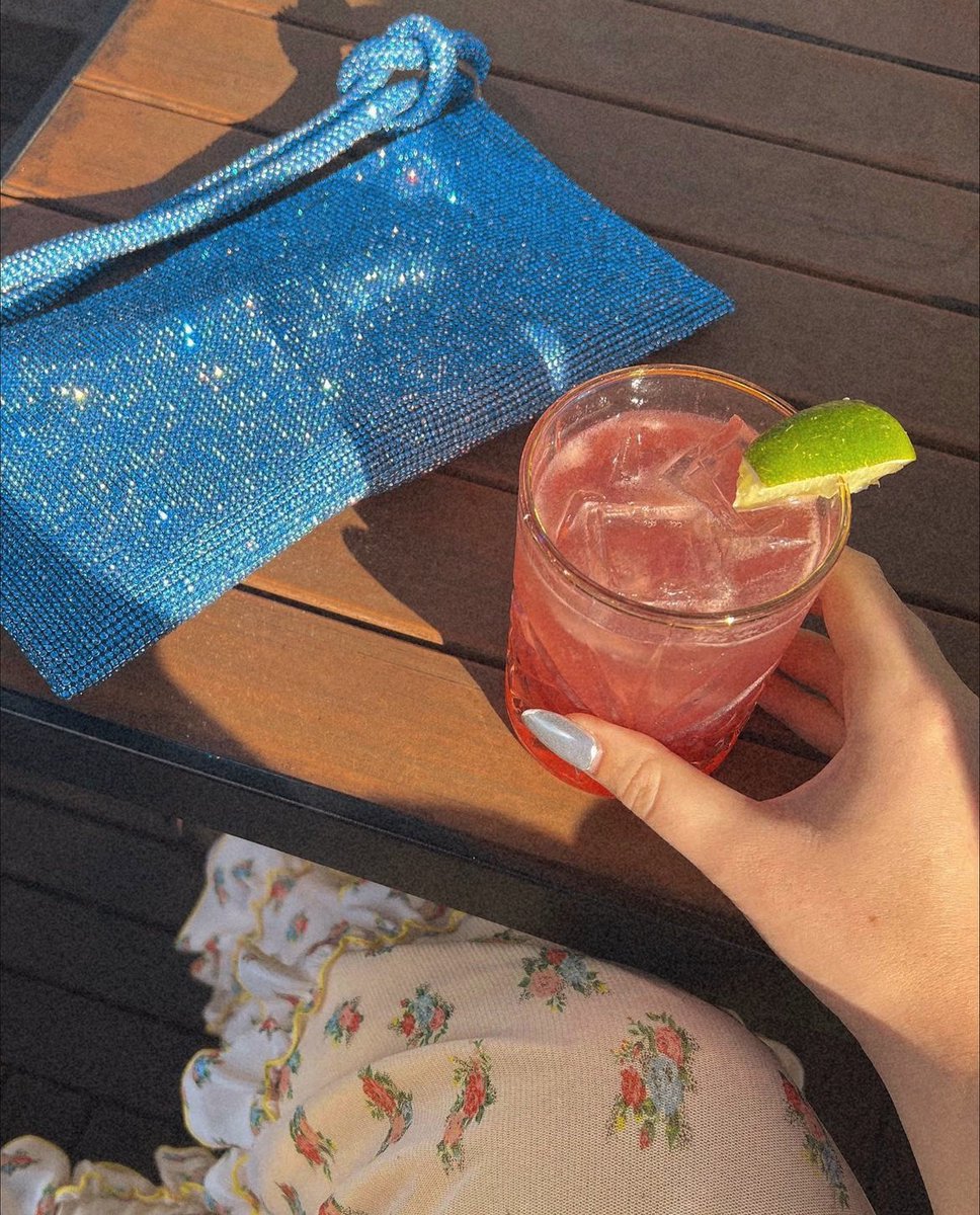 It's the beginning of our week at Mag House, and we want to kick it off with a cocktail with you. 😉 3pm can't come soon enough. 🍸️
📸: @gabylogrr