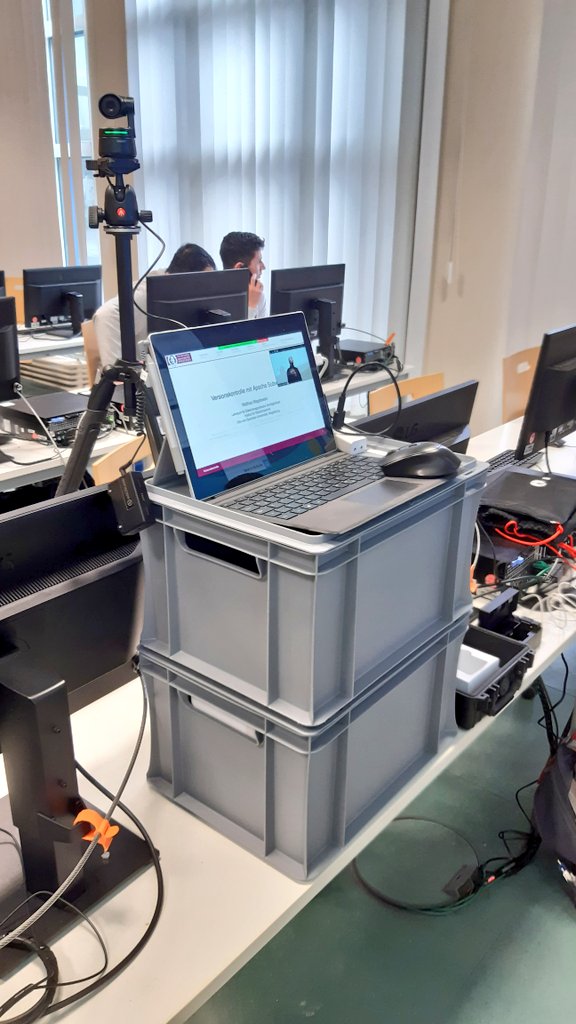 MMagdowski's tweet photo. Noch ein kleiner Blick auf mein improvisiertes #Hybridsetup für den #LEGOPraktikum2023-Vortrag am Vormittag.
- @OBSBOT_Official-Tracking-Kamera
- @manfrotto_de-Stativ
- @Hollyland_Tech-#LARK150-Funkansteckmikrofon
- Ein paar Euroboxen als Laptopständer.
- Das gute #Pelicase 1120. https://t.co/sVjSvEAkPY