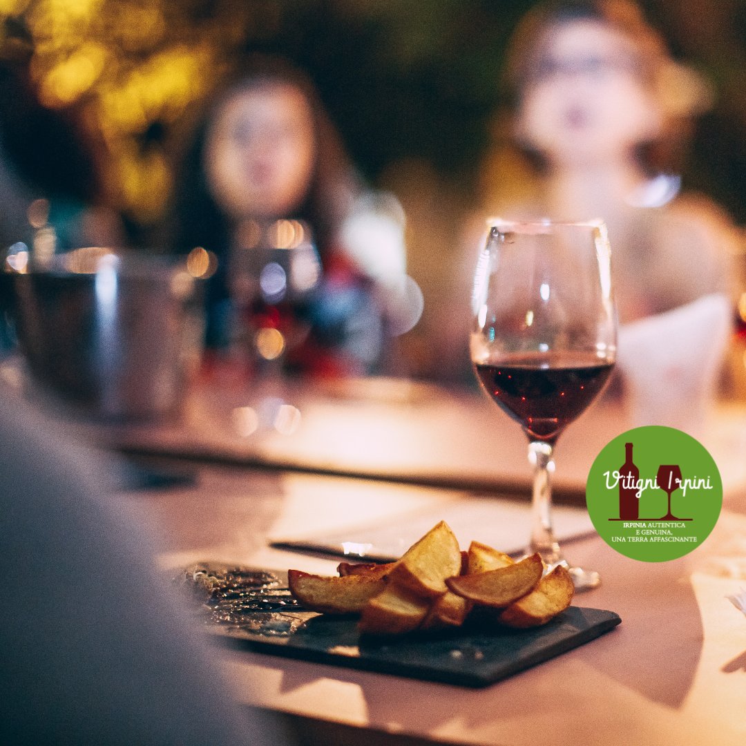 I nostri winetour, dopo la passeggiata tra i vigneti, visita in cantina e degustazione con i produttori, prevedono cene o pranzi presso ristorantanti selezionati. Scopri le nostre esperienze vitigniirpini.com

#vitigniirpini #beviirpino #enoturismo #winetour #turismo #tour