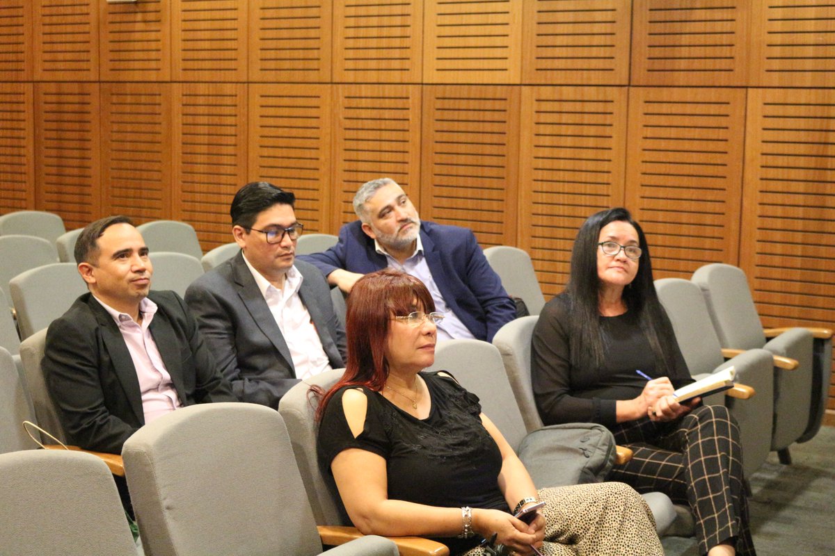 Hosp_EloisaDiaz's tweet photo. En el encuentro, nuestro equipo, liderado por el Director, Dr. @RGenneroR, compartió la experiencia hospitalaria, composición de la #RedSurOriente, gestión del cuidado, #TransformaciónDigital, gestión de pabellones, gestión de camas, servicio de urgencia adulto, SAIP, etc.(🧵2/3) https://t.co/kpeRqZgWUd