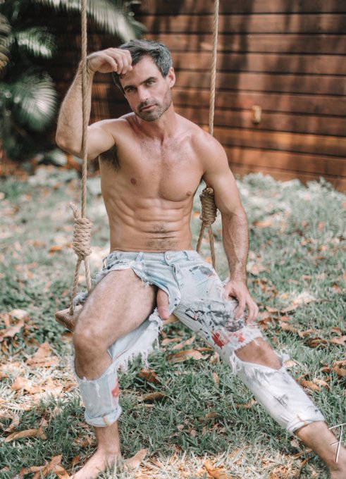 My favorite jeans https://t.co/73MLX9yEPS<a href="/tag/shredded"class="tags"><span>#shredded</span></a>