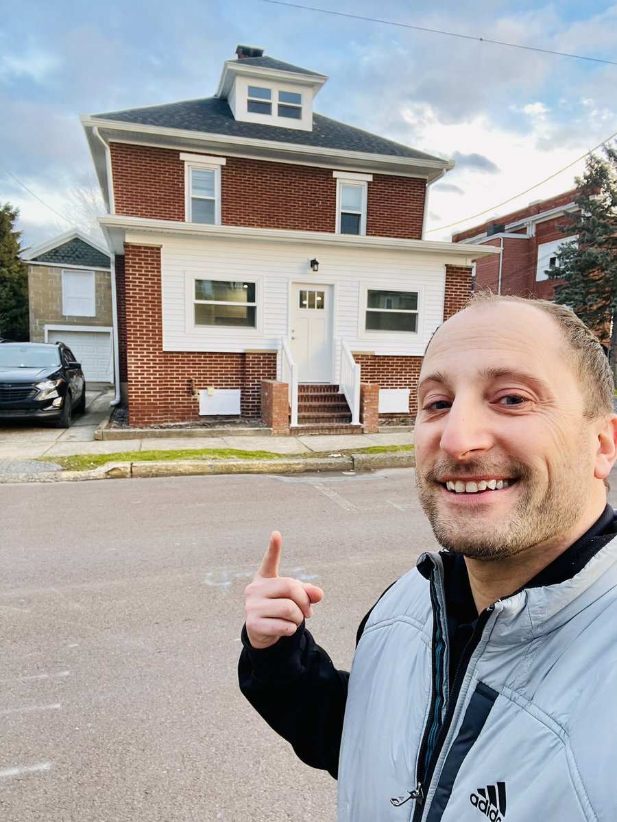 NateSulham's tweet image. Just closed on my first house! Big thanks to @HeyHeyItsConrad and his entire team for making the process super simple!