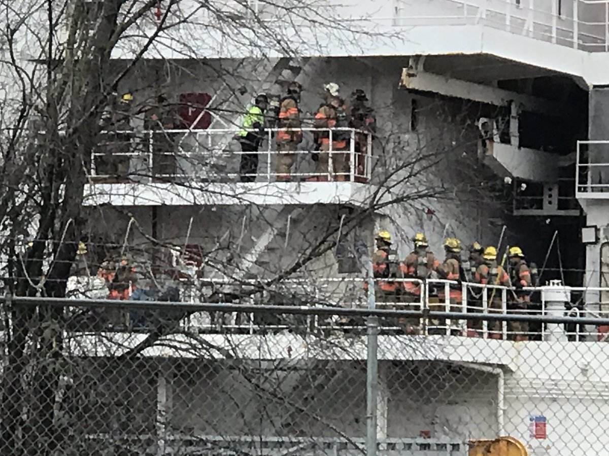photocorry's tweet photo. Portland Fire beginning to wrap up the scene on a ship called the breeze. A fire was reported in the laundry area. It was put out quickly. No injuries and major damage to the ship. This ship is used mainly to pick up and transport wheat. #LiveOnK2 https://t.co/JL1VMVnIrY